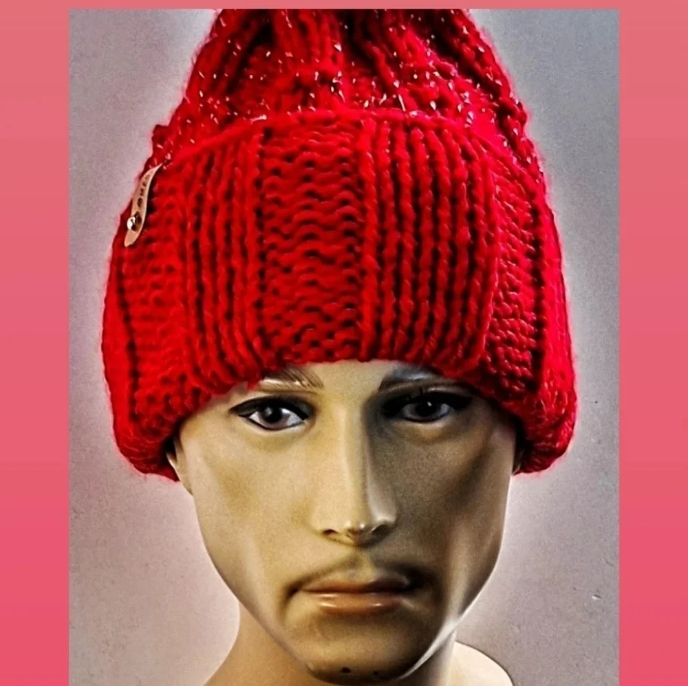 NWT Cashmere Blend Hand Knitted Cuff PomPom Beanie With A Little Bling.